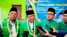 Stafsus Presiden Bidang Ketahanan Pangan, Muhammad Mardiono (tengah) diwawancarai awak media saat menghadiri konsolidasi politik di kantor DPC PPP Pamekasan.