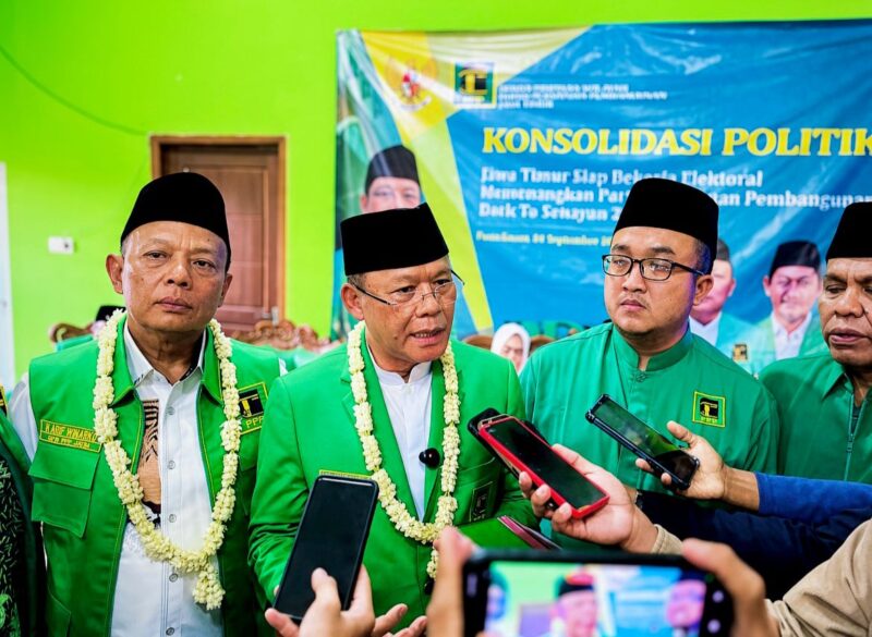 Stafsus Presiden Bidang Ketahanan Pangan, Muhammad Mardiono (tengah) diwawancarai awak media saat menghadiri konsolidasi politik di kantor DPC PPP Pamekasan.
