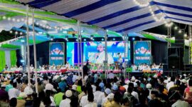 Ribuan masyarakat memadati halaman Pondok Pesantren Darut Tauhid, Pamekasan, Jumat (4/9/2026).