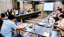 Pansus DPRD Pamekasan saat membahas draf Raperda SOTK bersama tim pengusul, Selasa (8/9/2026).