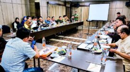 Pansus DPRD Pamekasan saat membahas draf Raperda SOTK bersama tim pengusul, Selasa (8/9/2026).
