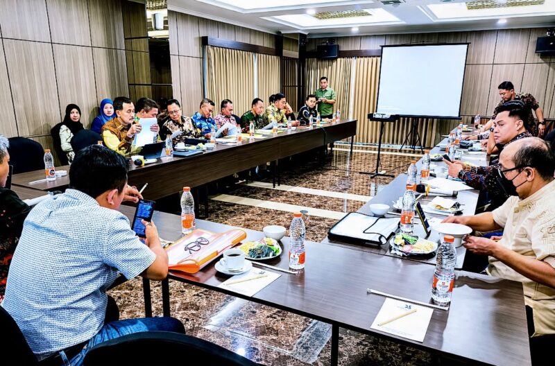 Pansus DPRD Pamekasan saat membahas draf Raperda SOTK bersama tim pengusul, Selasa (8/9/2026).