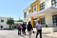Pelapor, Mohammad Janu Putra Satria (baju putih) didampingi penasehat hukum saat laporan ke Polres Pamekasan, Selasa (22/9/2026).