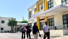 Pelapor, Mohammad Janu Putra Satria (baju putih) didampingi penasehat hukum saat laporan ke Polres Pamekasan, Selasa (22/9/2026).