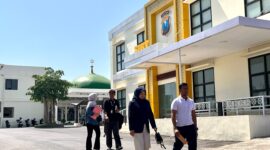 Pelapor, Mohammad Janu Putra Satria (baju putih) didampingi penasehat hukum saat laporan ke Polres Pamekasan, Selasa (22/9/2026).