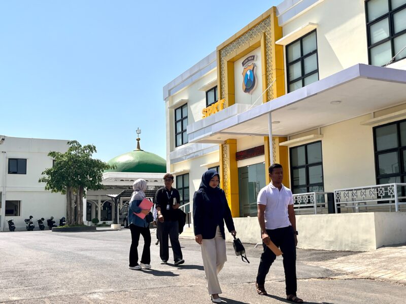 Pelapor, Mohammad Janu Putra Satria (baju putih) didampingi penasehat hukum saat laporan ke Polres Pamekasan, Selasa (22/9/2026).
