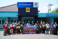 Siswa SD Alam Excellentia Pamekasan foto bersama usai mengikuti edukasi keselamatan kelistrikan dalam kegiatan outing class di PLN ULP Pamekasan, Kamis (24/9/2026). (KLIKMADURA)