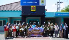 Siswa SD Alam Excellentia Pamekasan foto bersama usai mengikuti edukasi keselamatan kelistrikan dalam kegiatan outing class di PLN ULP Pamekasan, Kamis (24/9/2026). (KLIKMADURA)