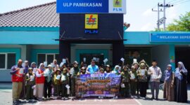 Siswa SD Alam Excellentia Pamekasan foto bersama usai mengikuti edukasi keselamatan kelistrikan dalam kegiatan outing class di PLN ULP Pamekasan, Kamis (24/9/2026). (KLIKMADURA)