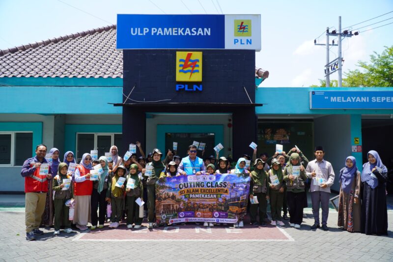Siswa SD Alam Excellentia Pamekasan foto bersama usai mengikuti edukasi keselamatan kelistrikan dalam kegiatan outing class di PLN ULP Pamekasan, Kamis (24/9/2026). (KLIKMADURA)