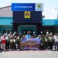 Siswa SD Alam Excellentia Pamekasan foto bersama usai mengikuti edukasi keselamatan kelistrikan dalam kegiatan outing class di PLN ULP Pamekasan, Kamis (24/9/2026). (KLIKMADURA)