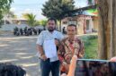 Penasihat Hukum korban, Khairul Umam bersama rekannya saat menunjukkan surat laporan polisi. (MOH. IQBALUL KHAVEI MZ / KLIKMADURA)