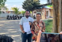 Penasihat Hukum korban, Khairul Umam bersama rekannya saat menunjukkan surat laporan polisi. (MOH. IQBALUL KHAVEI MZ / KLIKMADURA)