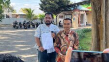 Penasihat Hukum korban, Khairul Umam bersama rekannya saat menunjukkan surat laporan polisi. (MOH. IQBALUL KHAVEI MZ / KLIKMADURA)