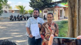 Penasihat Hukum korban, Khairul Umam bersama rekannya saat menunjukkan surat laporan polisi. (MOH. IQBALUL KHAVEI MZ / KLIKMADURA)
