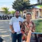 Penasihat Hukum korban, Khairul Umam bersama rekannya saat menunjukkan surat laporan polisi. (MOH. IQBALUL KHAVEI MZ / KLIKMADURA)