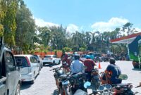 Kondisi antrean BBM di SPBU Banyuanyar, Kabupaten Sampang. (ALI MUCHTAR / KLIKMADURA)