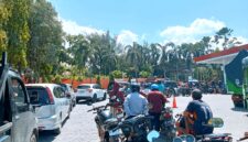 Kondisi antrean BBM di SPBU Banyuanyar, Kabupaten Sampang. (ALI MUCHTAR / KLIKMADURA)