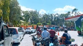 Kondisi antrean BBM di SPBU Banyuanyar, Kabupaten Sampang. (ALI MUCHTAR / KLIKMADURA)
