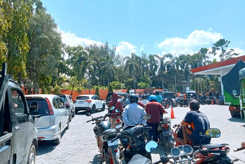 Kondisi antrean BBM di SPBU Banyuanyar, Kabupaten Sampang. (ALI MUCHTAR / KLIKMADURA)