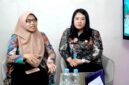 Koordinator Pelayanan Promosi Kesehatan dan Dokter Umum Puskesmas Teja Pamekasan Anis Yulianti Shafarini, S.KM., bersama dr. Lisa Arttistika Pabidang saat sesi podcast di Klik Madura. (YUSRIL RAHMAN SYAKUR/KLIK MADURA)