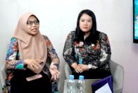 Koordinator Pelayanan Promosi Kesehatan dan Dokter Umum Puskesmas Teja Pamekasan Anis Yulianti Shafarini, S.KM., bersama dr. Lisa Arttistika Pabidang saat sesi podcast di Klik Madura. (YUSRIL RAHMAN SYAKUR/KLIK MADURA)