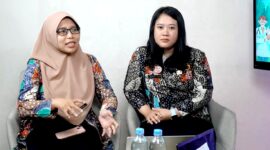Koordinator Pelayanan Promosi Kesehatan dan Dokter Umum Puskesmas Teja Pamekasan Anis Yulianti Shafarini, S.KM., bersama dr. Lisa Arttistika Pabidang saat sesi podcast di Klik Madura. (YUSRIL RAHMAN SYAKUR/KLIK MADURA)