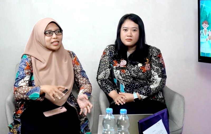 Koordinator Pelayanan Promosi Kesehatan dan Dokter Umum Puskesmas Teja Pamekasan Anis Yulianti Shafarini, S.KM., bersama dr. Lisa Arttistika Pabidang saat sesi podcast di Klik Madura. (YUSRIL RAHMAN SYAKUR/KLIK MADURA)