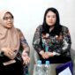 Koordinator Pelayanan Promosi Kesehatan dan Dokter Umum Puskesmas Teja Pamekasan Anis Yulianti Shafarini, S.KM., bersama dr. Lisa Arttistika Pabidang saat sesi podcast di Klik Madura. (YUSRIL RAHMAN SYAKUR/KLIK MADURA)