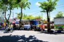 Pengendara melintas di depan kawasan sentra PKL Food Colony di Jalan Kesehatan Pamekasan. (MOH. IQBALUL KHAVEI MZ / KLIKMADURA)