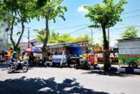 Pengendara melintas di depan kawasan sentra PKL Food Colony di Jalan Kesehatan Pamekasan. (MOH. IQBALUL KHAVEI MZ / KLIKMADURA)