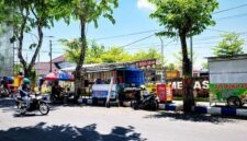 Pengendara melintas di depan kawasan sentra PKL Food Colony di Jalan Kesehatan Pamekasan. (MOH. IQBALUL KHAVEI MZ / KLIKMADURA)