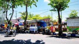 Pengendara melintas di depan kawasan sentra PKL Food Colony di Jalan Kesehatan Pamekasan. (MOH. IQBALUL KHAVEI MZ / KLIKMADURA)