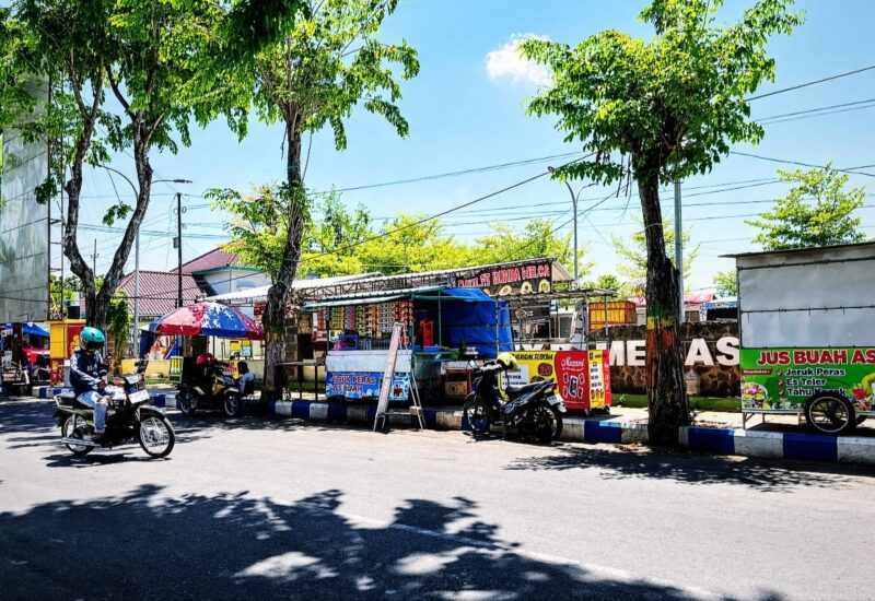 Pengendara melintas di depan kawasan sentra PKL Food Colony di Jalan Kesehatan Pamekasan. (MOH. IQBALUL KHAVEI MZ / KLIKMADURA)