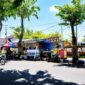 Pengendara melintas di depan kawasan sentra PKL Food Colony di Jalan Kesehatan Pamekasan. (MOH. IQBALUL KHAVEI MZ / KLIKMADURA)