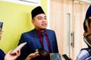 Ketua DPRD Pamekasan, Ali Masykur saat diwawancarai sejumlah awak media. (KLIKMADURA)