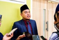 Ketua DPRD Pamekasan, Ali Masykur saat diwawancarai sejumlah awak media. (KLIKMADURA)