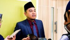 Ketua DPRD Pamekasan, Ali Masykur saat diwawancarai sejumlah awak media. (KLIKMADURA)