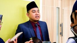Ketua DPRD Pamekasan, Ali Masykur saat diwawancarai sejumlah awak media. (KLIKMADURA)