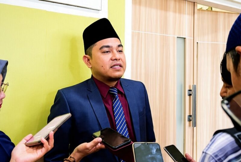 Ketua DPRD Pamekasan, Ali Masykur saat diwawancarai sejumlah awak media. (KLIKMADURA)