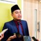 Ketua DPRD Pamekasan, Ali Masykur saat diwawancarai sejumlah awak media. (KLIKMADURA)