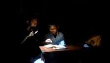 Sejumlah santri di Desa/Pulau Saobi, Kecamatan Kangayan, Kabupaten Sumenep belajar menggunakan senter sebagai penerangan. (KLIKMADURA)