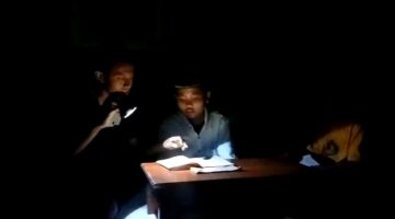 Sejumlah santri di Desa/Pulau Saobi, Kecamatan Kangayan, Kabupaten Sumenep belajar menggunakan senter sebagai penerangan. (KLIKMADURA)