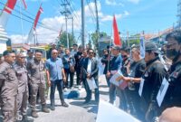 Massa dari Forum Aliansi Sampang Bersatu saat menyampaikan aspirasi di depan Kantor Kejari Sampang. (ALI MUCHTAR / KLIKMADURA)