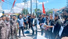 Massa dari Forum Aliansi Sampang Bersatu saat menyampaikan aspirasi di depan Kantor Kejari Sampang. (ALI MUCHTAR / KLIKMADURA)