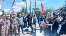 Massa dari Forum Aliansi Sampang Bersatu saat menyampaikan aspirasi di depan Kantor Kejari Sampang. (ALI MUCHTAR / KLIKMADURA)