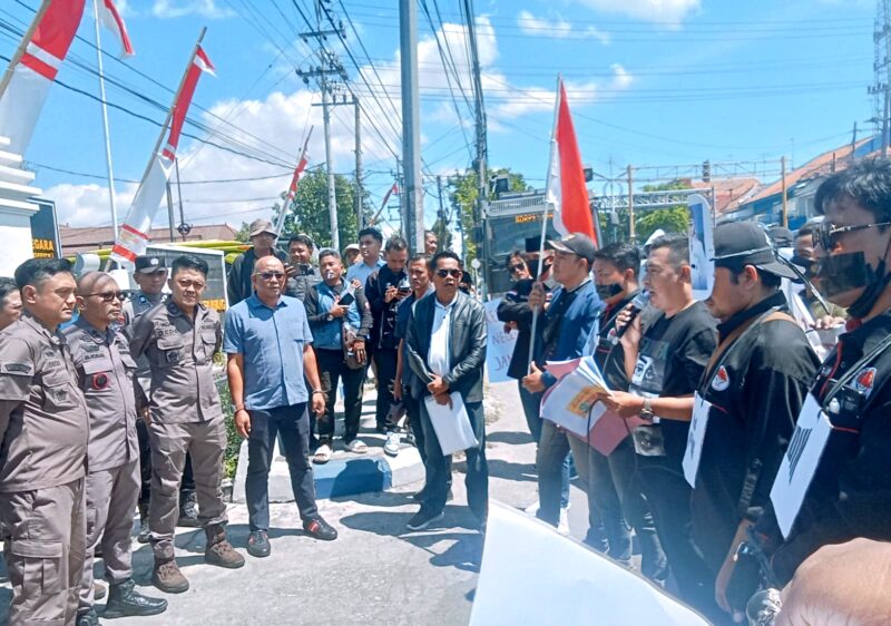 Massa dari Forum Aliansi Sampang Bersatu saat menyampaikan aspirasi di depan Kantor Kejari Sampang. (ALI MUCHTAR / KLIKMADURA)