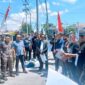 Massa dari Forum Aliansi Sampang Bersatu saat menyampaikan aspirasi di depan Kantor Kejari Sampang. (ALI MUCHTAR / KLIKMADURA)