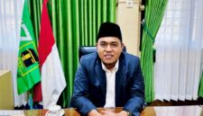 Ketua DPRD Pamekasan, Ali Masykur saat ditemui diruang kerjanya. (KLIKMADURA)