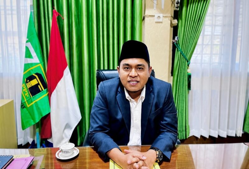 Ketua DPRD Pamekasan, Ali Masykur saat ditemui diruang kerjanya. (KLIKMADURA)